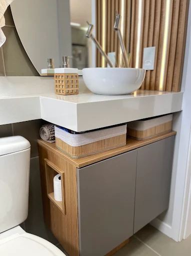 Lavabo com gabinete amadeirado e painel ripado